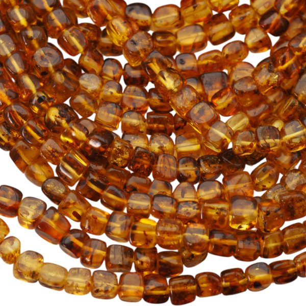 Bursztyn koniakowy kostka 6x6 mm (sznur 39cm)