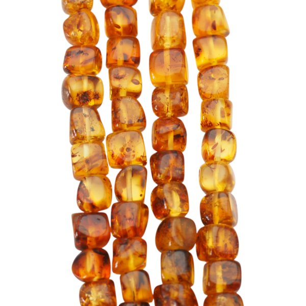 Bursztyn koniakowy kostka 6x6 mm (sznur 39cm)
