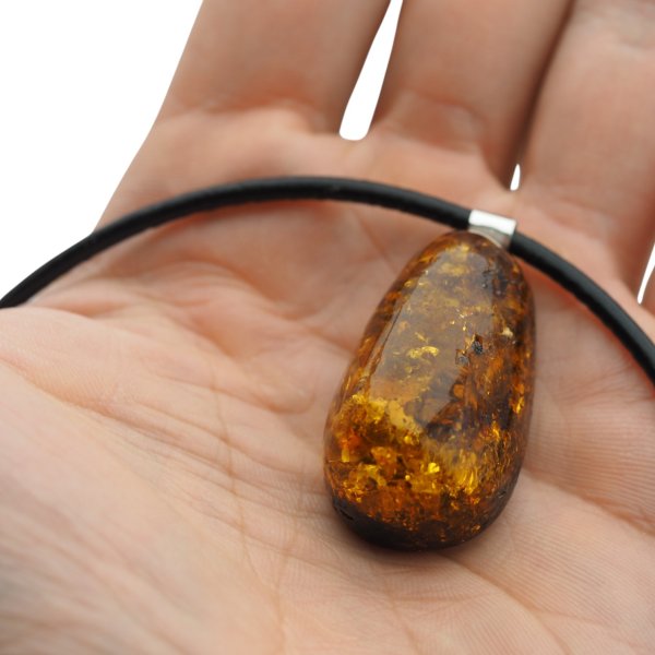 Bursztyn koniakowy z łuskami i srebro - naszyjnik na rzemieniu