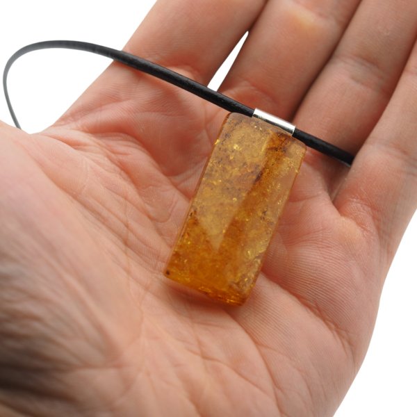 Bursztyn prostokątny z łuskami i srebro - naszyjnik na rzemieniu