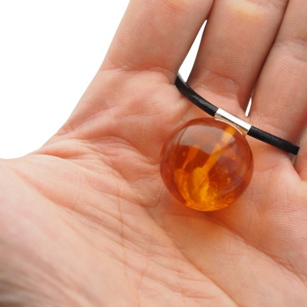 Bursztyn spłaszczona kulka 25 mm i srebro - naszyjnik na rzemieniu