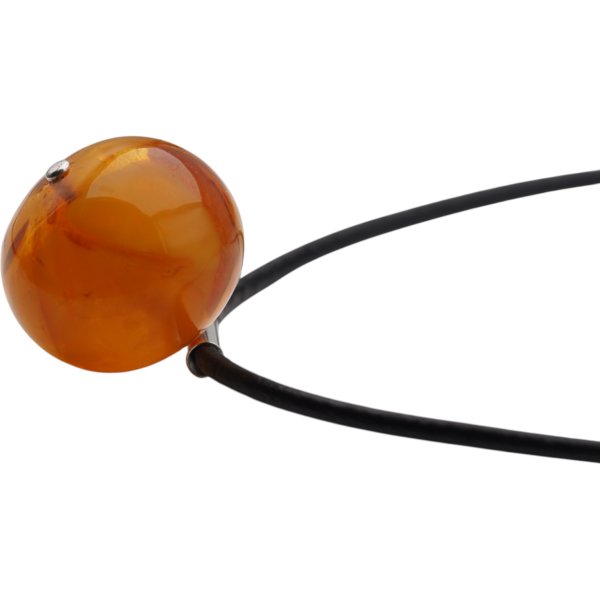 Bursztyn spłaszczona kulka 28 mm i srebro - naszyjnik na rzemieniu