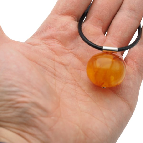 Bursztyn spłaszczona kulka 28 mm i srebro - naszyjnik na rzemieniu
