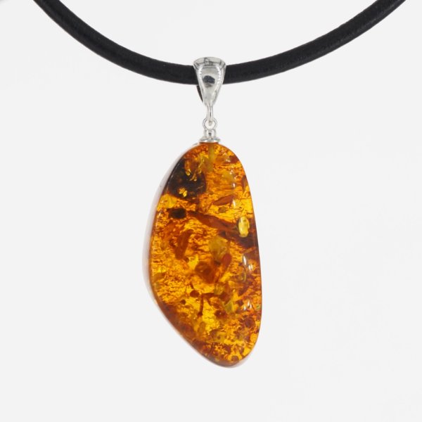 Bursztyn z łuskami i srebro - naszyjnik na rzemieniu