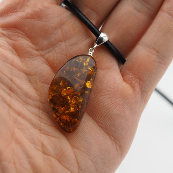 Bursztyn z łuskami i srebro - naszyjnik na rzemieniu