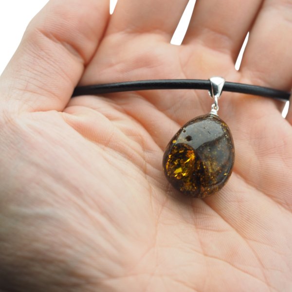 Bursztyn z łuskami i srebro - naszyjnik na rzemieniu