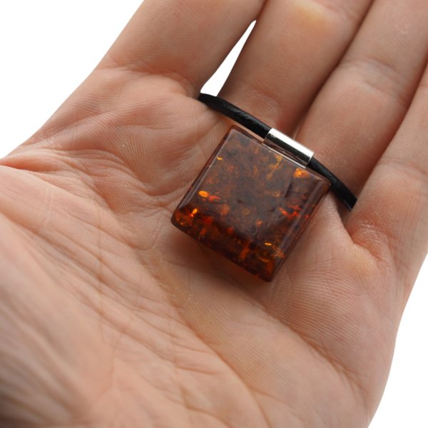 Koniakowy Bursztyn kwadratowy z łuskami i srebro - naszyjnik na rzemieniu