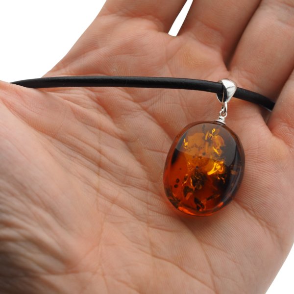 Koniakowy Bursztyn z łuskami i srebro - naszyjnik na rzemieniu