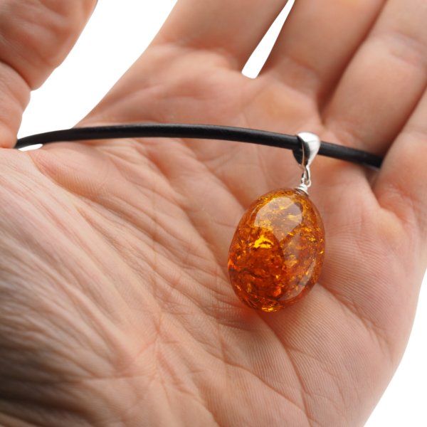 Koniakowy Bursztyn z łuskami i srebro - naszyjnik na rzemieniu