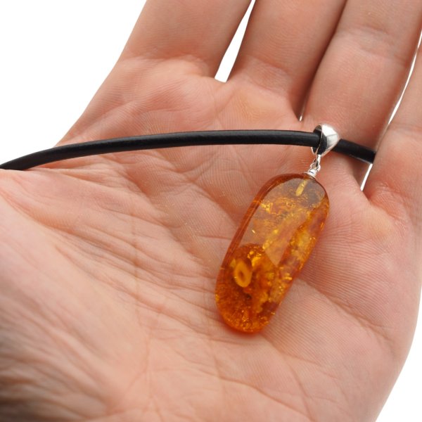 Koniakowy Bursztyn z łuskami i srebro - naszyjnik na rzemieniu