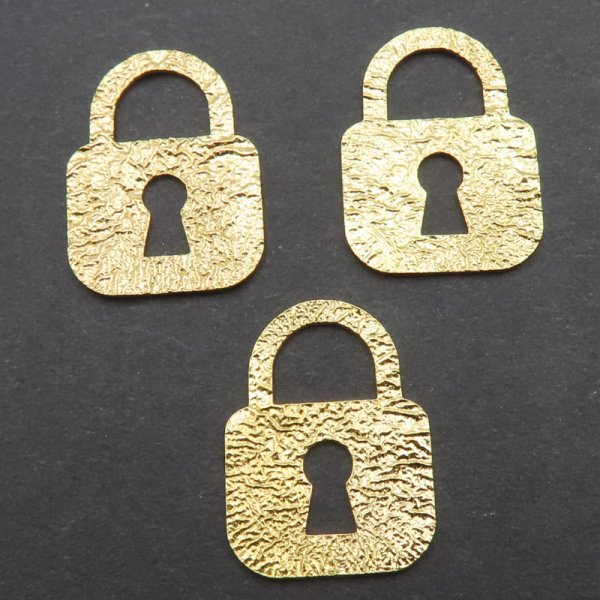 Srebro Ag złocone -  zawieszka młotkowana kłódka 20x15mm