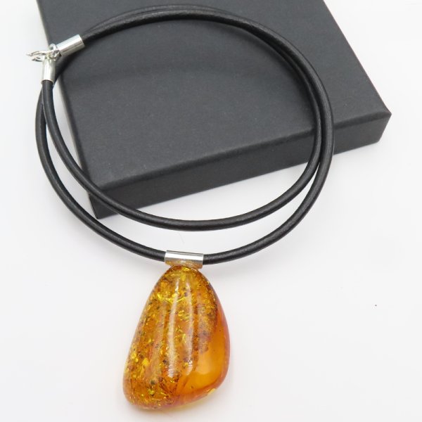 Koniakowy bursztyn z łuskami i srebro - naszyjnik na rzemieniu