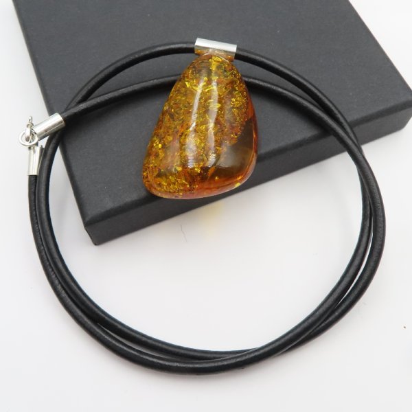 Koniakowy bursztyn z łuskami i srebro - naszyjnik na rzemieniu