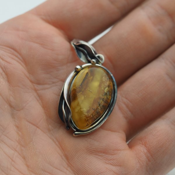 Zawieszka z bursztynem bałtyckim – ręcznie wykonana, srebro oksydowane 925, motyw liści