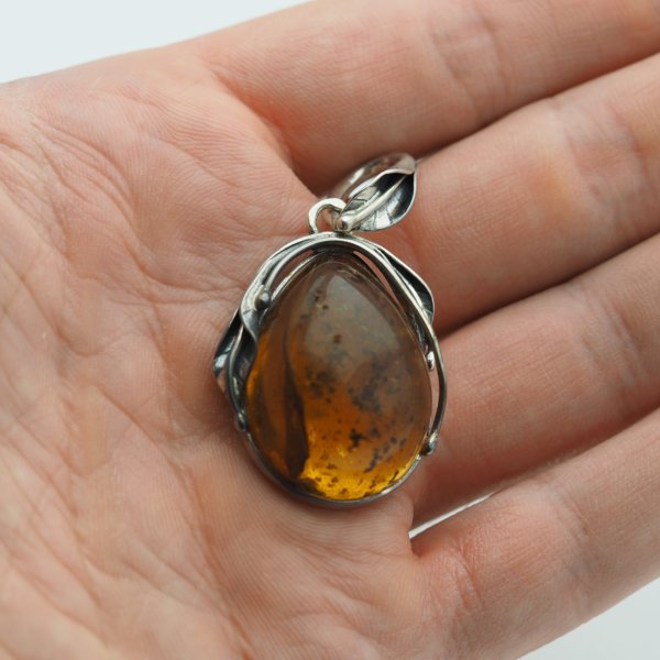 Zawieszka z bursztynem bałtyckim – ręcznie wykonana, srebro oksydowane 925, motyw liści