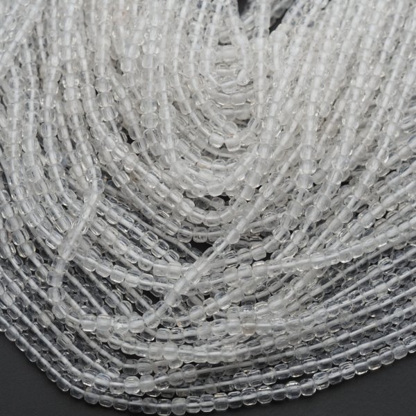 Kryształ górski fasetowany - kostki 3 mm (sznur 39,5 cm) 