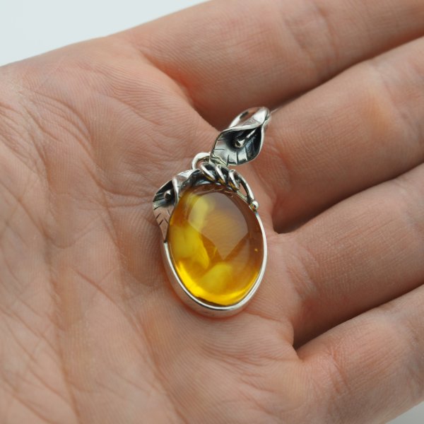 Zawieszka z bursztynem bałtyckim – srebro oksydowane 925