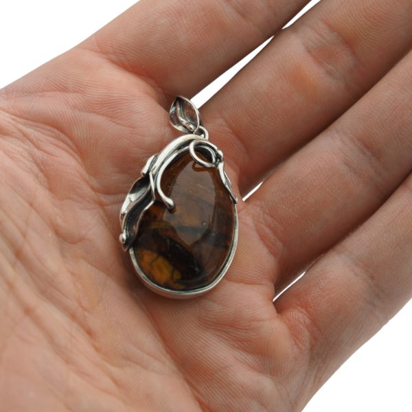 Zawieszka z bursztynem bałtyckim – ręcznie wykonana, srebro oksydowane 925, motyw liści