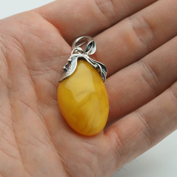Zawieszka z bursztynem bałtyckim – ręcznie wykonana, srebro oksydowane 925, motyw liści