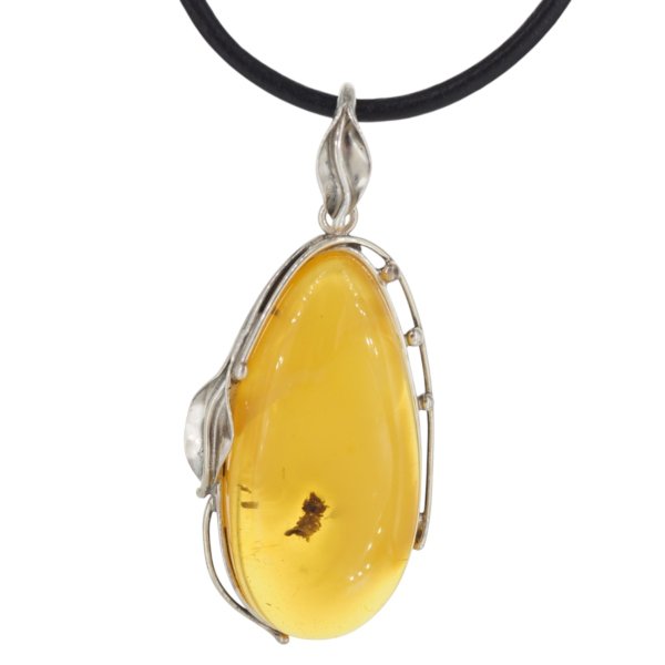 Zawieszka z dużym bursztynem mlecznym – ręcznie wykonana, srebro oksydowane 925