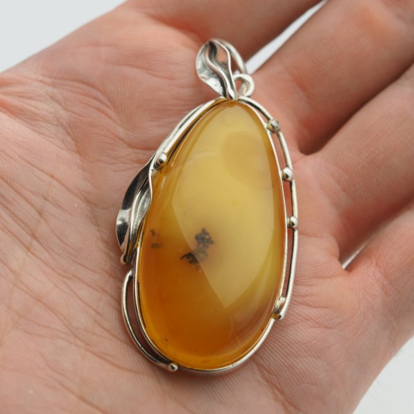 Zawieszka z dużym bursztynem mlecznym – ręcznie wykonana, srebro oksydowane 925
