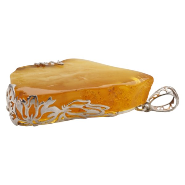 Zawieszka z mlecznym bursztynem – polerowany surowy plaster, srebro 925 z motywem kwiatów