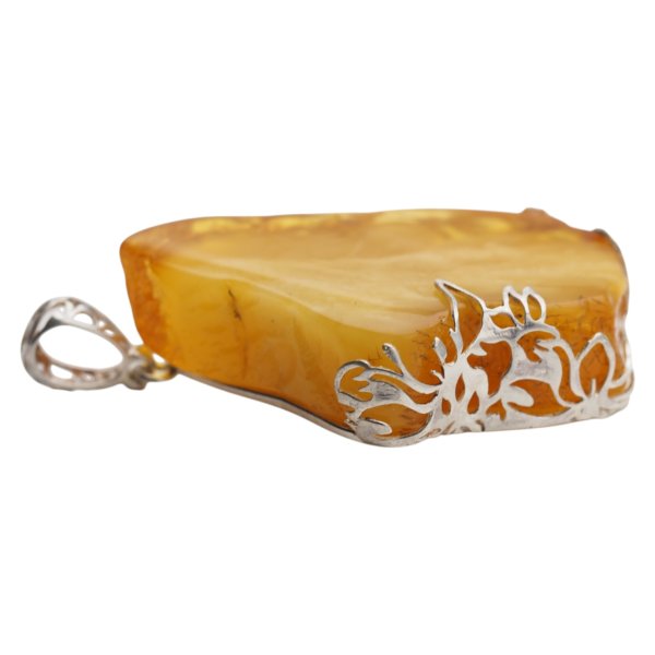 Zawieszka z mlecznym bursztynem – polerowany surowy plaster, srebro 925 z motywem kwiatów