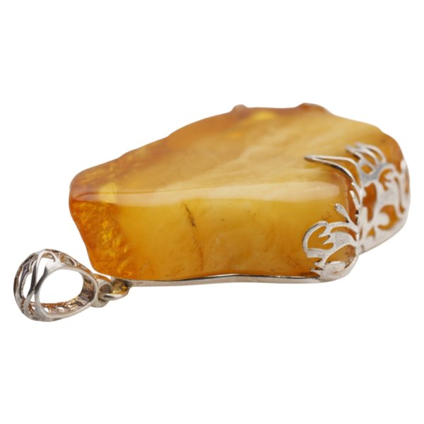 Zawieszka z mlecznym bursztynem – polerowany surowy plaster, srebro 925 z motywem kwiatów