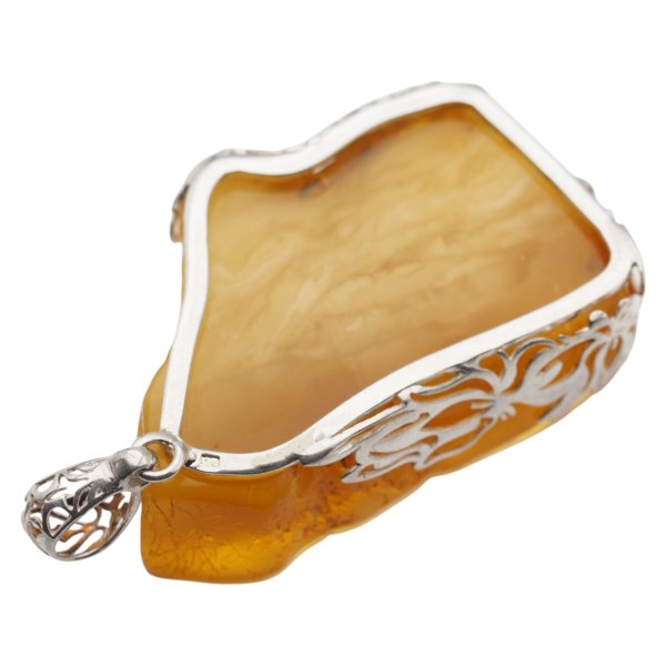 Zawieszka z mlecznym bursztynem – polerowany surowy plaster, srebro 925 z motywem kwiatów