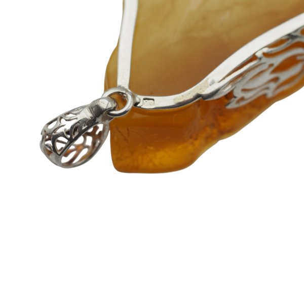 Zawieszka z mlecznym bursztynem – polerowany surowy plaster, srebro 925 z motywem kwiatów