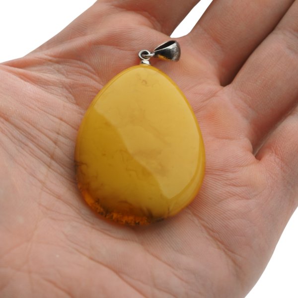 Zawieszka z mlecznym bursztynem z ruchomą kroplą wody – srebro oksydowane