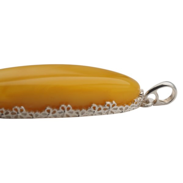 Zawieszka z mlecznym bursztynem – srebro 925, ręcznie wykonana, motyw kwiatów