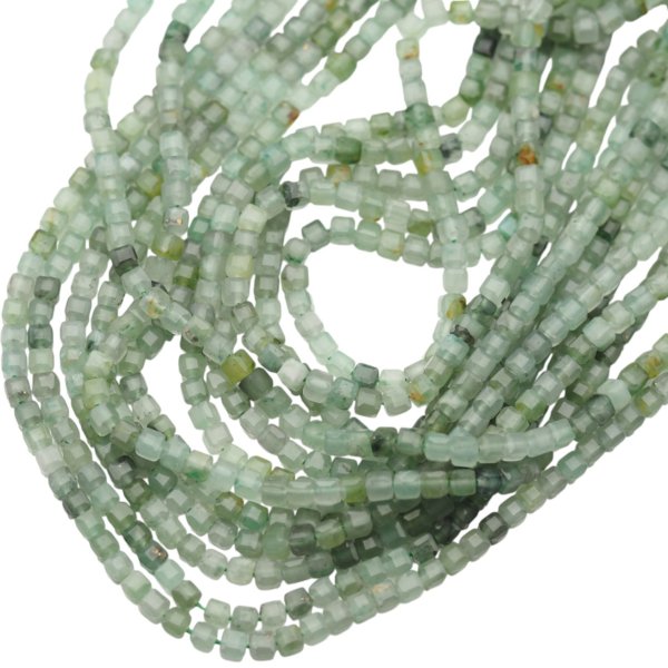 Awenturyn fasetowany kostki 4 mm (sznur)