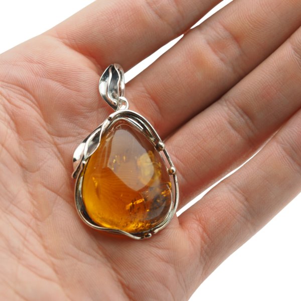 Zawieszka z bursztynem bałtyckim – ręcznie wykonana, srebro oksydowane 925, motyw liści