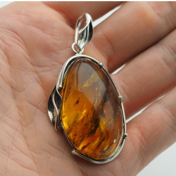 Zawieszka z bursztynem bałtyckim – ręcznie wykonana, srebro oksydowane 925, motyw liści