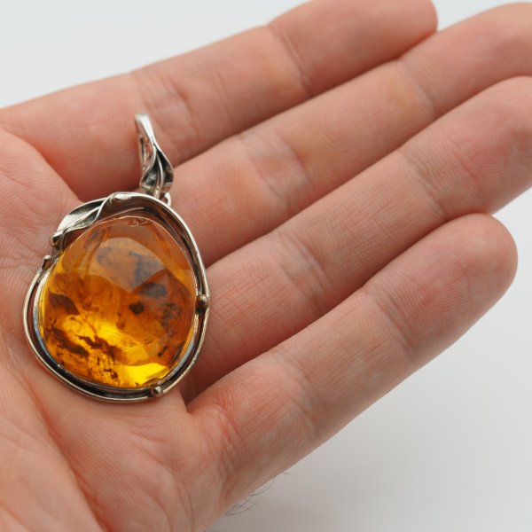 Zawieszka z naturalnym bursztynem bałtyckim 33x27 mm – srebro 925, ręcznie robiona