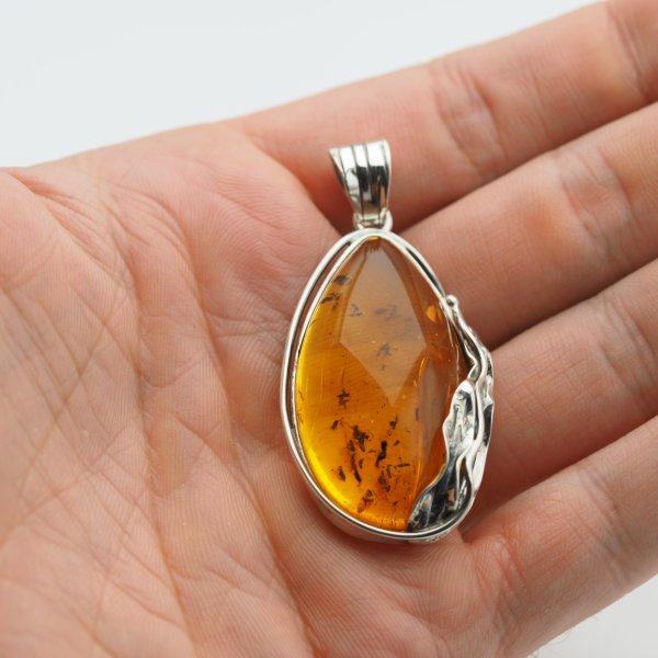 Zawieszka z bursztynem bałtyckim – ręcznie wykonana, srebro oksydowane 925, artystyczna oprawa