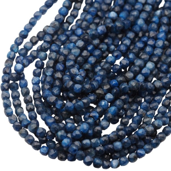 Kyanit fasetowana kostka 4 mm (sznur)