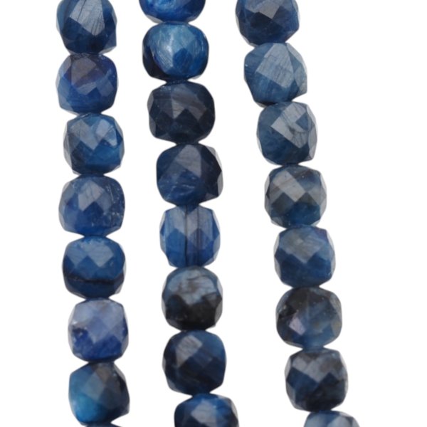 Kyanit fasetowana kostka 4 mm (sznur)