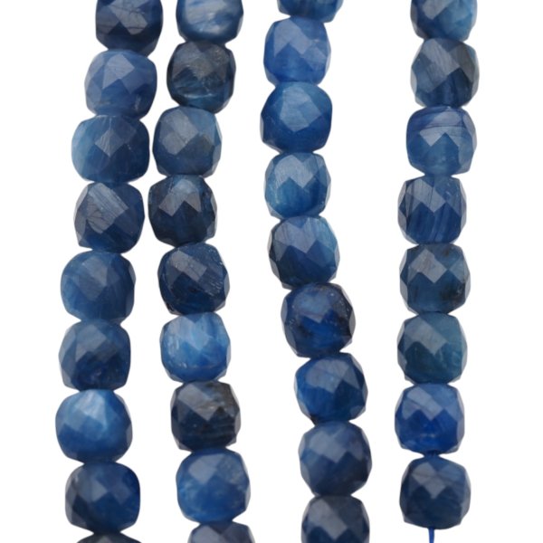 Kyanit fasetowana kostka 4 mm (sznur)