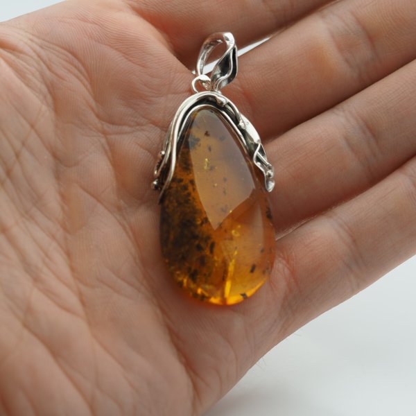 Zawieszka z bursztynem bałtyckim – ręcznie wykonana, srebro oksydowane 925, motyw liści