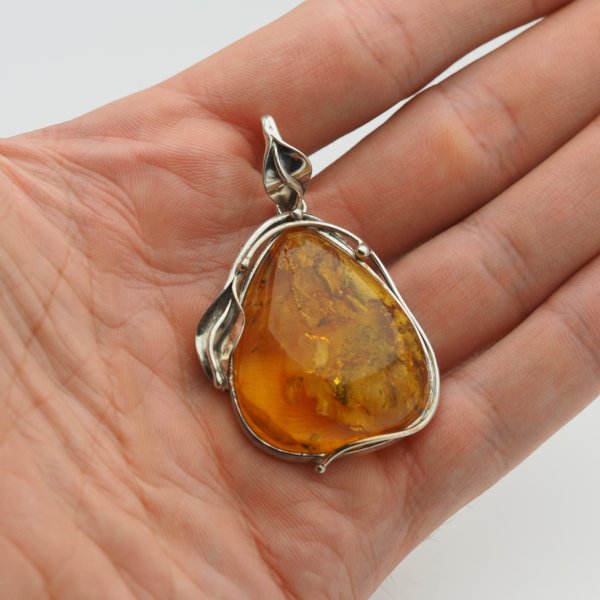 Zawieszka z bursztynem bałtyckim – ręcznie wykonana, srebro oksydowane 925, motyw liści