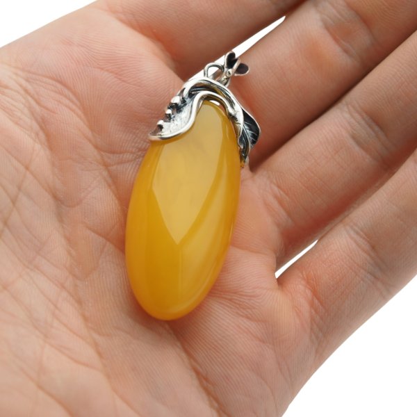 Zawieszka z mlecznym bursztynem – ręcznie wykonana, srebro oksydowane 925, motyw liści