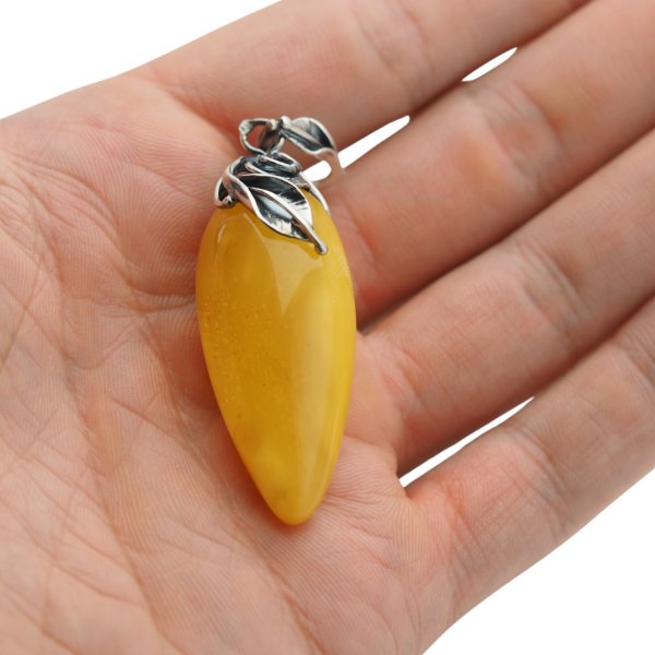 Zawieszka z mlecznym bursztynem – ręcznie wykonana, srebro oksydowane 925, motyw liści