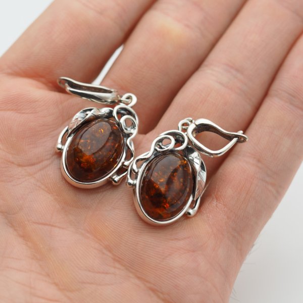 Koniakowy Bursztyn w srebrze oksydowanym - kolczyki owalne