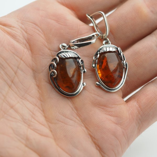 Koniakowy Bursztyn w srebrze oksydowanym - kolczyki owalne