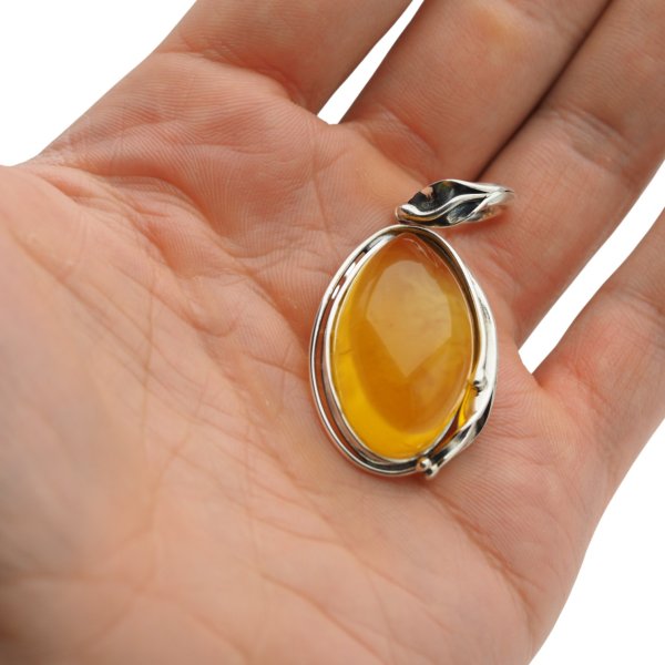 Zawieszka z bursztynem bałtyckim – ręcznie wykonana, srebro oksydowane 925, motyw liści