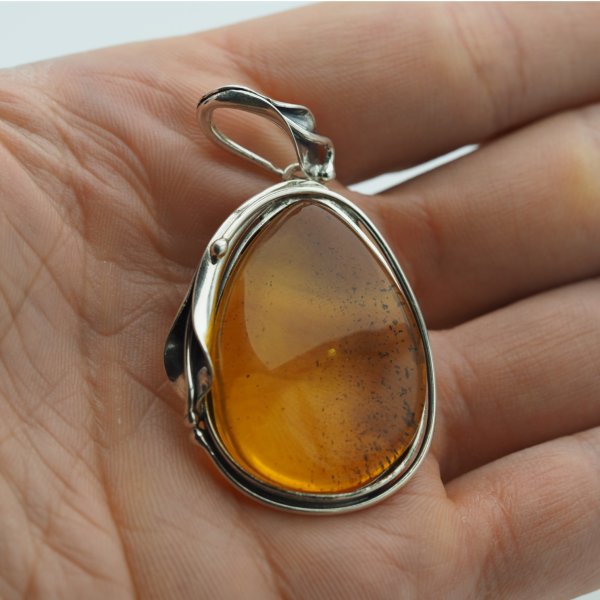 Zawieszka z bursztynem bałtyckim – ręcznie wykonana, srebro oksydowane 925, kształt łzy