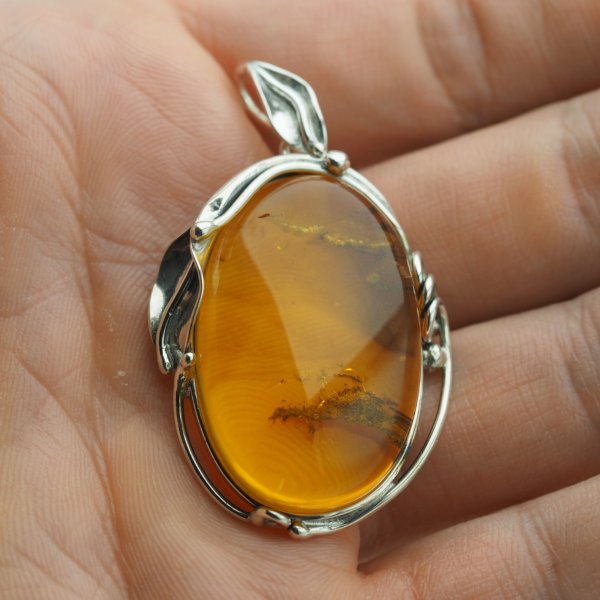 Zawieszka z bursztynem bałtyckim – ręcznie wykonana, srebro oksydowane 925, owal