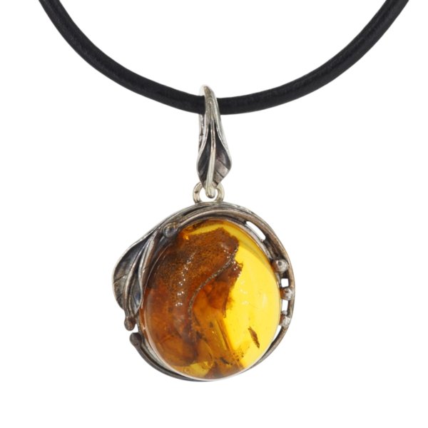 Zawieszka z bursztynem bałtyckim – ręcznie wykonana, srebro oksydowane 925, okrągły kształt